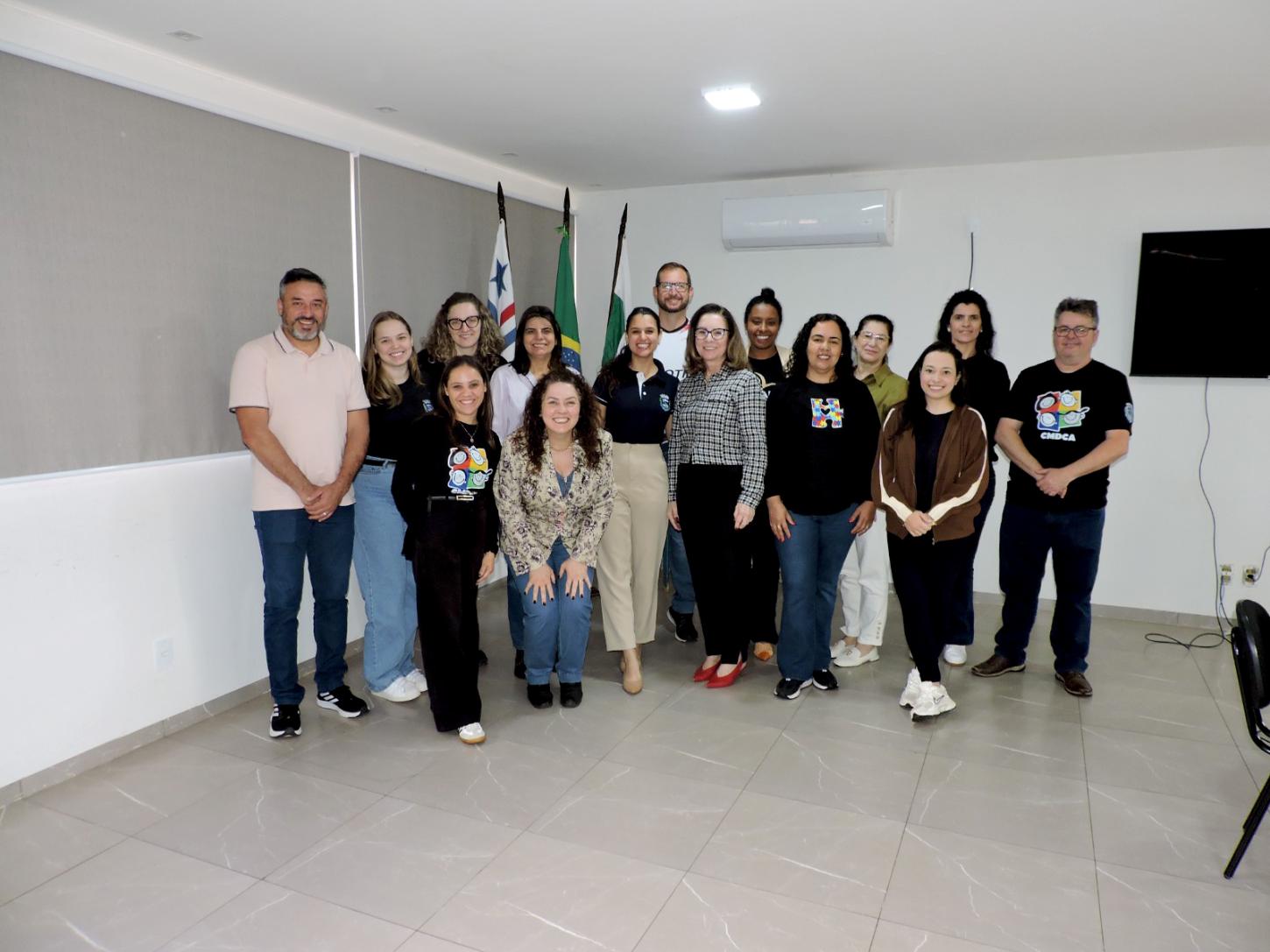 Proteção e garantia de direitos: integrantes do CMDCA de Palotina, ao lado da secretária municipal de Assistência Social, Regina Stefanello, durante reunião que debateu ações, projetos e encaminhamentos voltados à proteção e à garantia dos direitos de cri