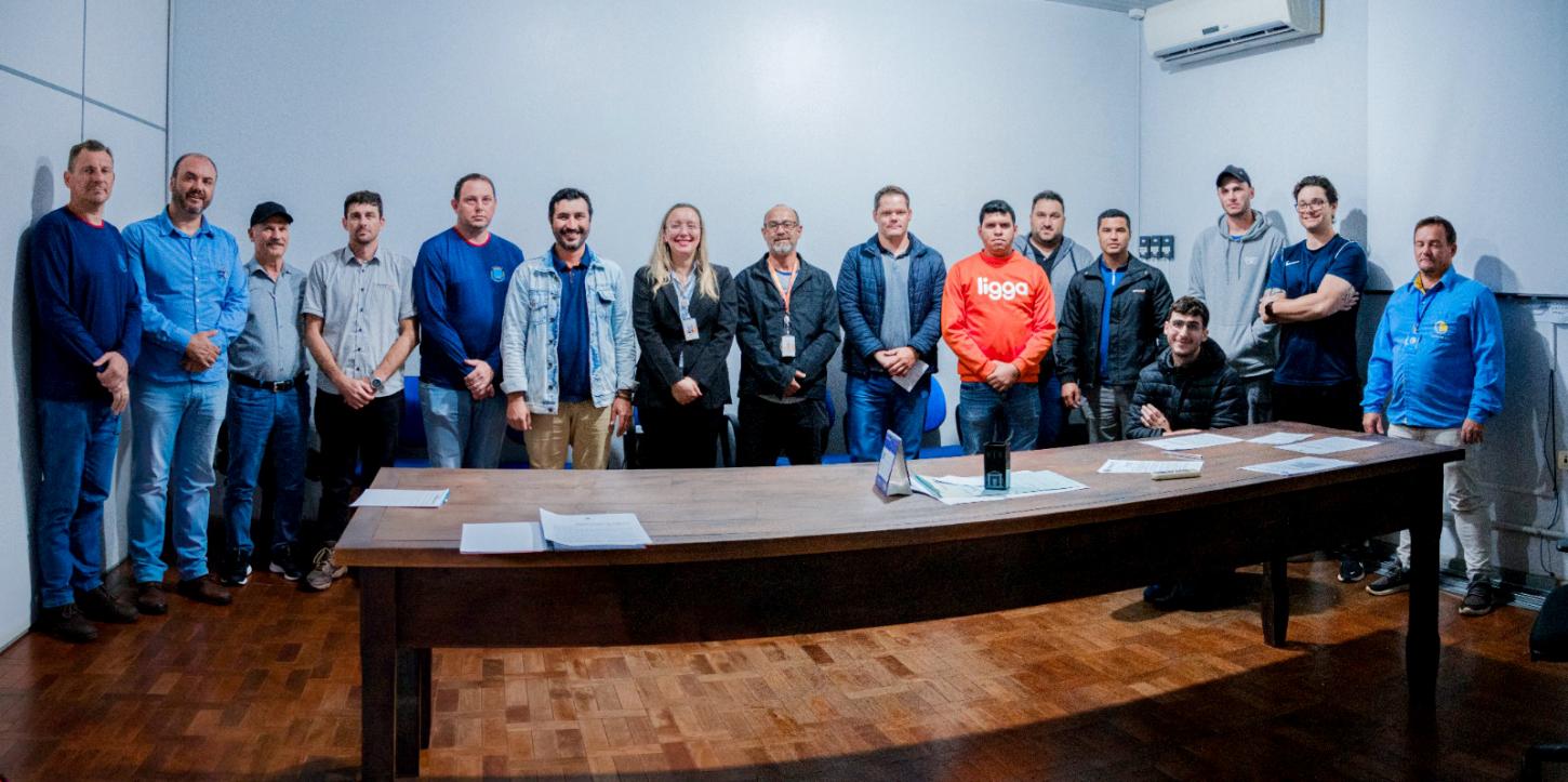 Reunião promovida pela Secretaria Municipal de Administração de Palotina reuniu representantes da Copel, empresas de internet e servidores municipais para alinhar procedimentos de identificação e retirada de fios, cabos e dispositivos sem uso