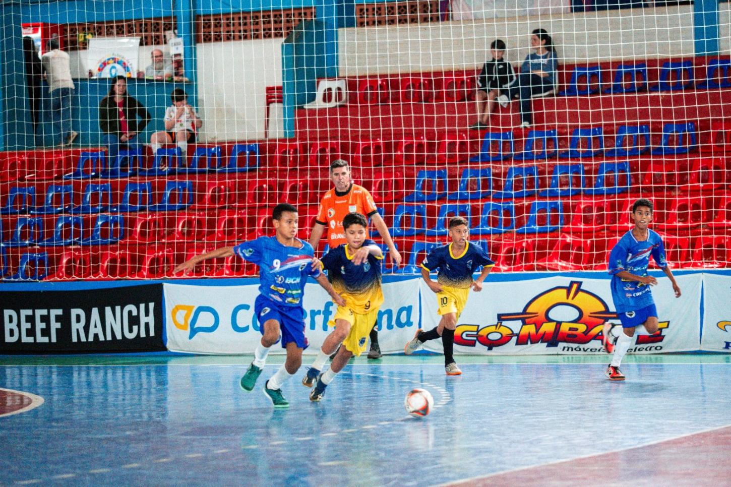Atletas das categorias de base movimentam o Ginásio Ardomar Somensi durante a 2ª Taça Carolina Calçados de Futsal de Base 2026, que teve mais uma rodada equilibrada nesta quarta-feira (16), com quatro partidas e 13 gols