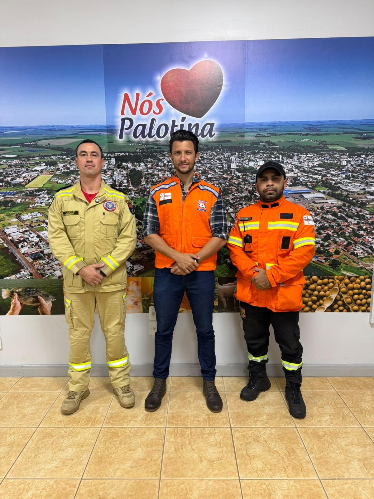 O prefeito de Palotina, Rodrigo Ribeiro, ao lado do tenente Eduardo Ortiz Novinski, do Corpo de Bombeiros, e do coordenador da Defesa Civil Municipal, Gybson Fernandes, reforça o convite à população para a palestra sobre o El Niño