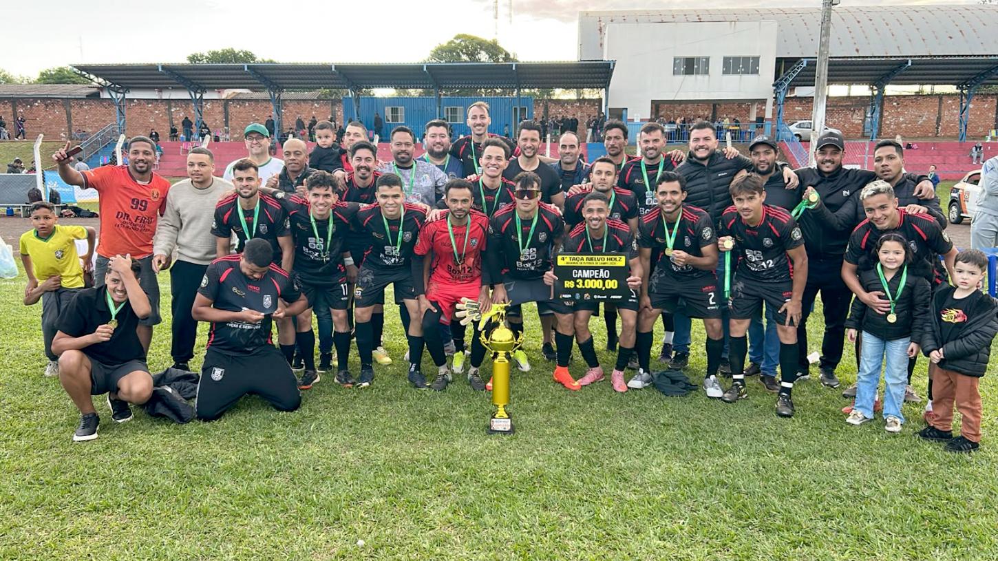 O São Camilo/Multicar Centro Automotivo/Conveniência Farias celebra o tricampeonato da Taça Nelvo Holz 2026. A equipe conquistou o título após empate em 0 a 0 com Francisco Alves e vitória por 6 a 5 nos pênaltis
