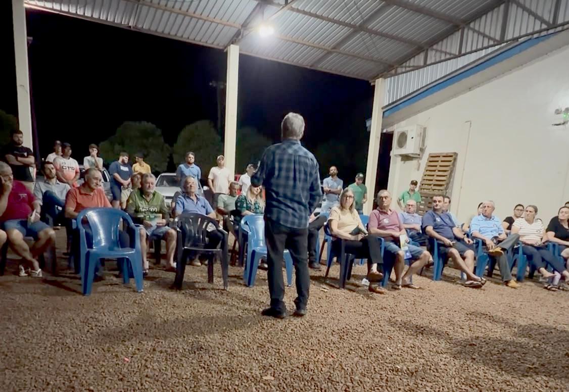 Luiz Ernesto de Giacometti durante encontro com lideranças e apoiadores em Santa Rita, distrito de Terra Roxa, na noite de segunda-feira (21), onde apresentou suas bandeiras de campanha e destacou a saúde entre suas prioridades