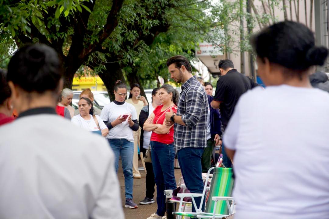 O prefeito de Palotina, Rodrigo Ribeiro, conversa com trabalhadoras terceirizadas dos serviços de limpeza durante mobilização em frente ao Paço Municipal nesta quarta-feira (9)