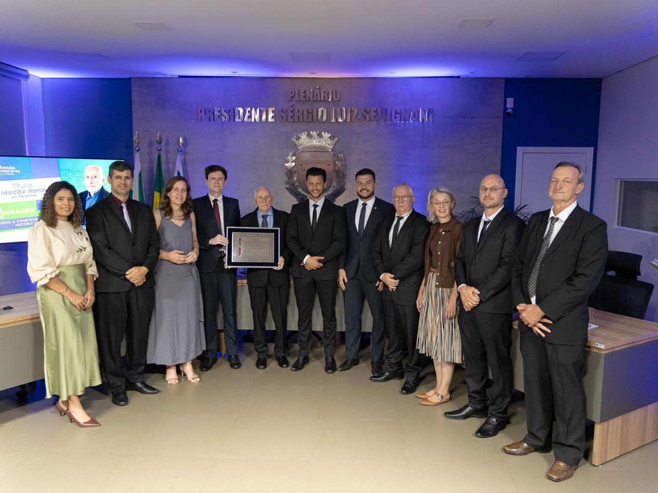 Os vereadores de Palotina ao lado de Antonio Domingos Cabral Pelanda, homenageado com o Título de Cidadão Honorário do município durante Sessão Solene