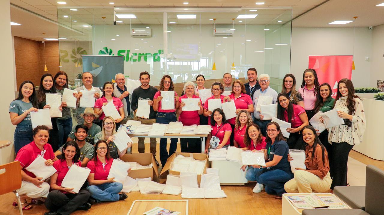 Integrantes dos Comitês Mulher e Jovem e da agência Sicredi de Ubiratã participam da entrega de mais 250 lençóis à Santa Casa de Ubiratã; com a nova etapa do projeto “Abraço em Forma de Lençol”, a mobilização ultrapassou 500 peças doadas ao hospital em 20