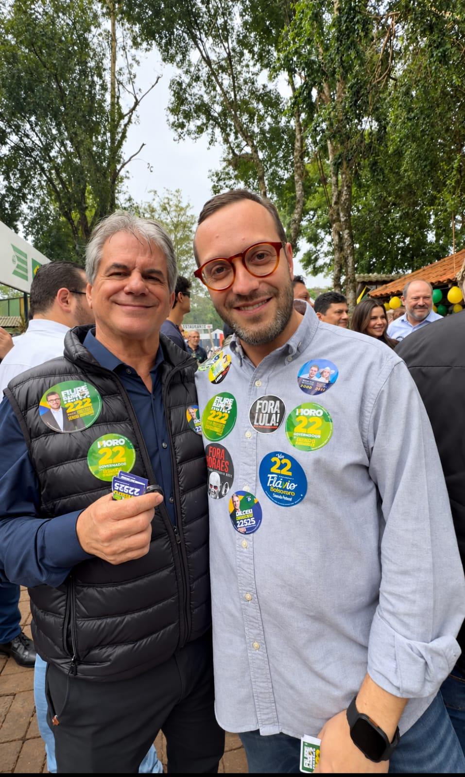 Luiz Ernesto de Giacometti e Felipe Barros durante encontro no Porco no Rolete, em Toledo, onde gravaram vídeo abordando os problemas no fornecimento de energia elétrica e os impactos para produtores rurais e empresas do Oeste do Paraná