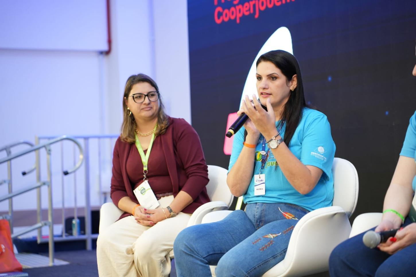Em painel voltado à troca de experiências, Andréia Campanholi apresentou ações e resultados do Programa Cooperjovem desenvolvidos pela C.Vale – foto: Leo Oliveira