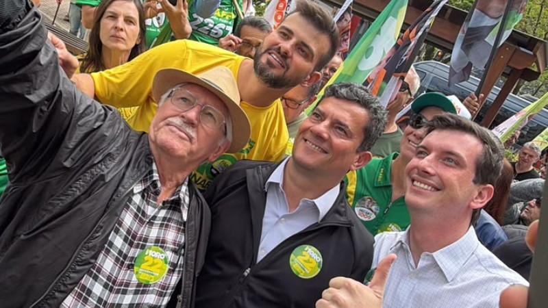 Moro pousou para foto com eleitorado ao passar por Cascavel no sábado (12)