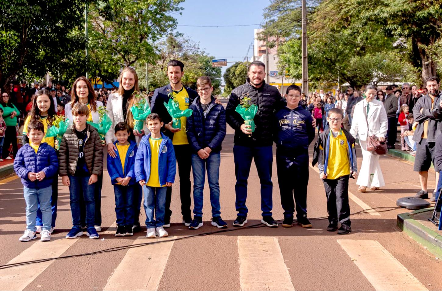 O presidente da Câmara de Vereadores de Palotina, Thiago Mostachio, ao lado do prefeito Rodrigo Ribeiro e da vice-prefeita, durante o tradicional Desfile Cívico de 7 de Setembro
