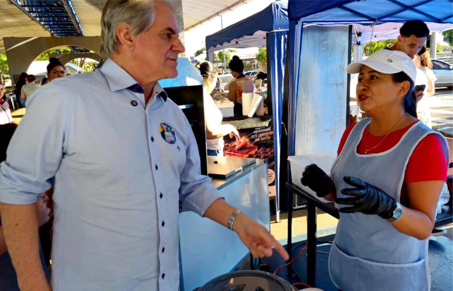 Candidato a deputado estadual pelo PL, Luiz Ernesto de Giacometti conversa com feirantes durante visita à Feira do Produtor de Guaíra, onde ouviu demandas de trabalhadores e produtores locais
