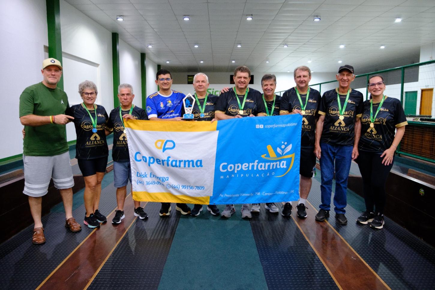 Equipe Cascata Grill Restaurante/Aliança Contabilidade comemora a conquista do Campeonato Municipal de Bolão Misto 2026 – Taça Cooperfarma, após somar 1.021 pinos na final disputada no Avenida Tênis Clube, em Palotina. (Foto: Assessoria – Prefeitura)