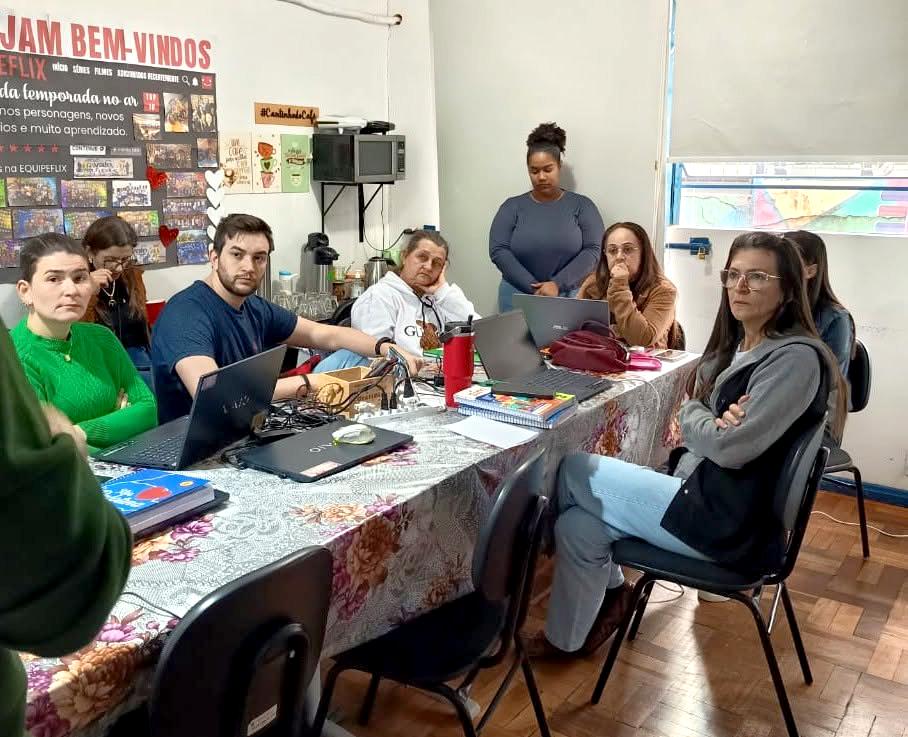 Diálogo com o magistério: presidente do SINDIPPA, professora Denise Destri, durante visita à Escola Municipal Celino Rocha de Araújo, onde conversou com professores sobre as perdas apontadas pela categoria entre 2022 e 2026 e os próximos encaminhamentos j