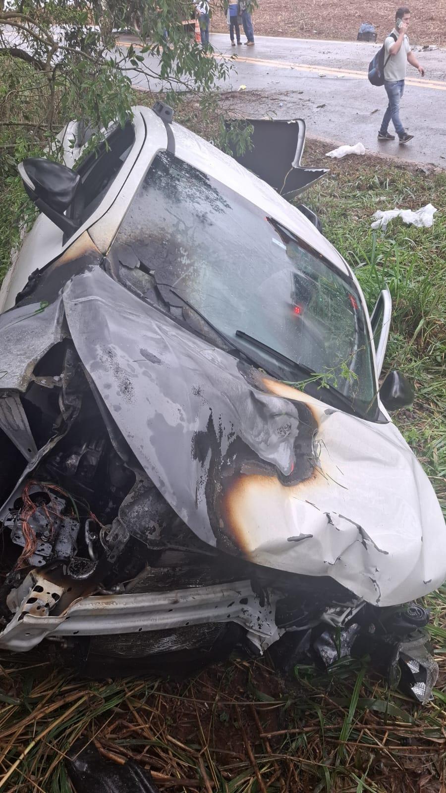 Um dos veículos envolvidos no acidente registrado na manhã desta quarta-feira (14), na PR-180, entre Moreira Sales e Goioerê