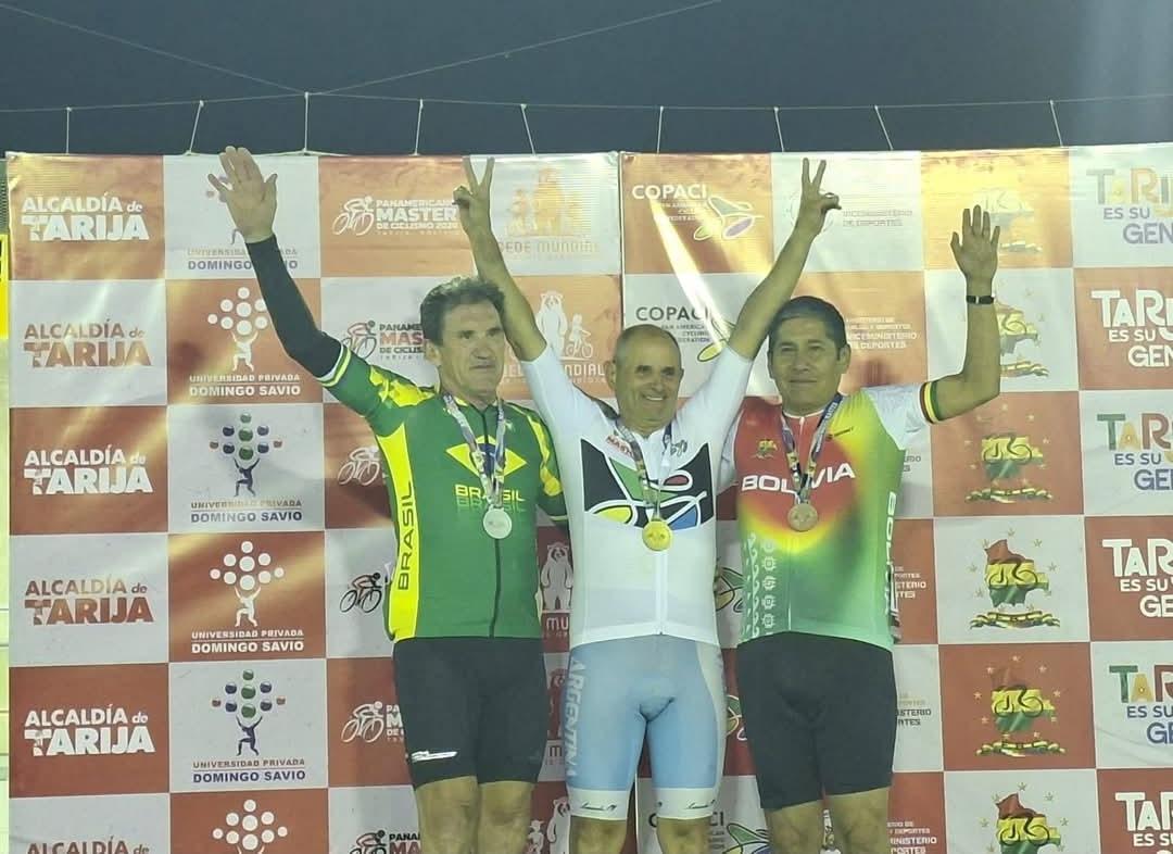 O ciclista palotinense Dalirio Mainardi no pódio do Campeonato Pan-Americano Máster de Ciclismo 2026, realizado em Tarija, na Bolívia, onde conquistou cinco medalhas