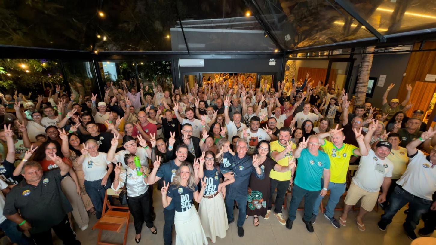 Luiz Ernesto de Giacometti junto a apoiadores e simpatizantes ao final do encontro realizado na noite de quinta-feira (1º), no Salão de Eventos da Beef Ranch, em Palotina, durante a reta final da campanha para deputado estadual