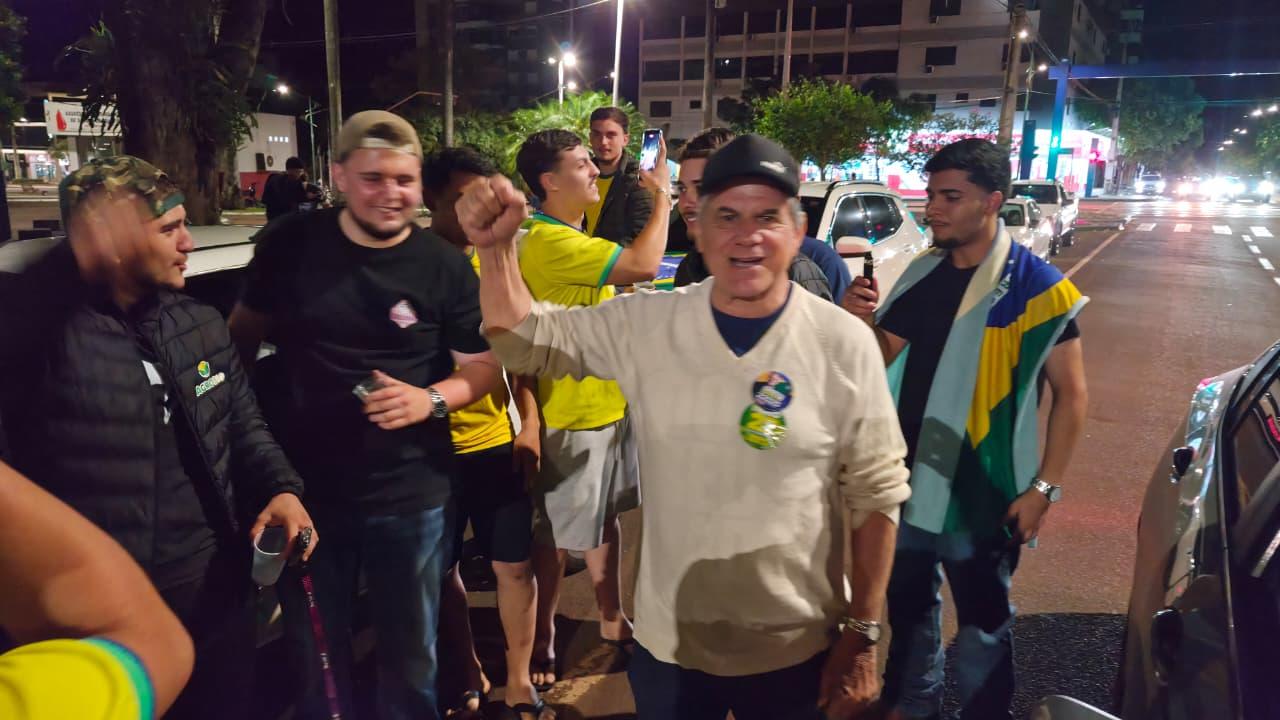 Luiz Ernesto de Giacometti em meio a apoiadores nas ruas de Palotina, após o encerramento da apuração das Eleições 2026; o ex-prefeito recebeu 11.451 votos para deputado estadual no município