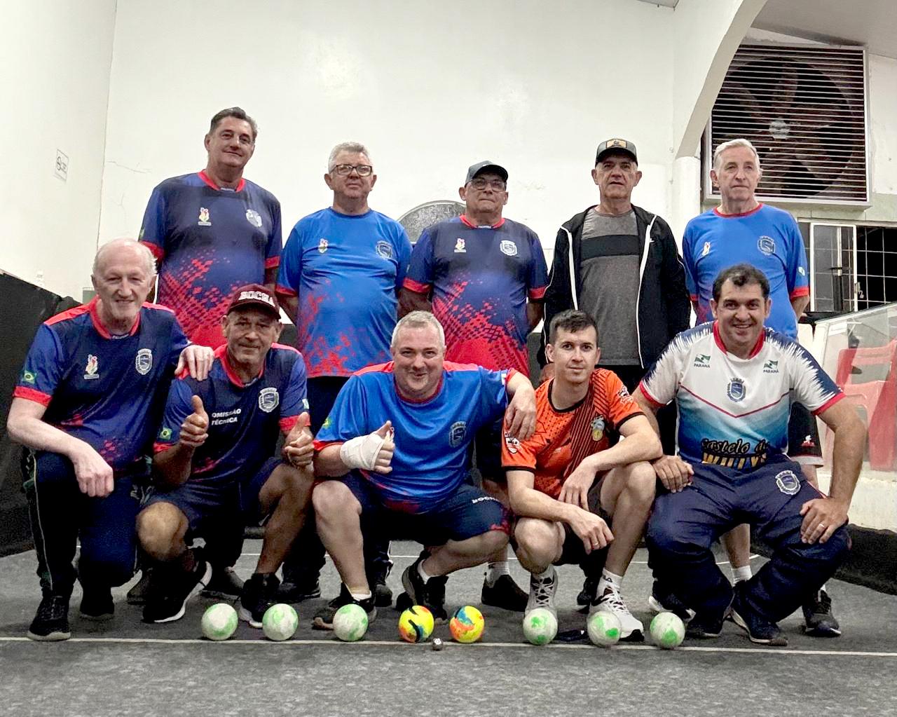 Equipe de Palotina comemora a vitória por 2 a 1 conquistada fora de casa, na sexta-feira (23), pelo 1º Regionalito de Bocha em Equipes, em Toledo
