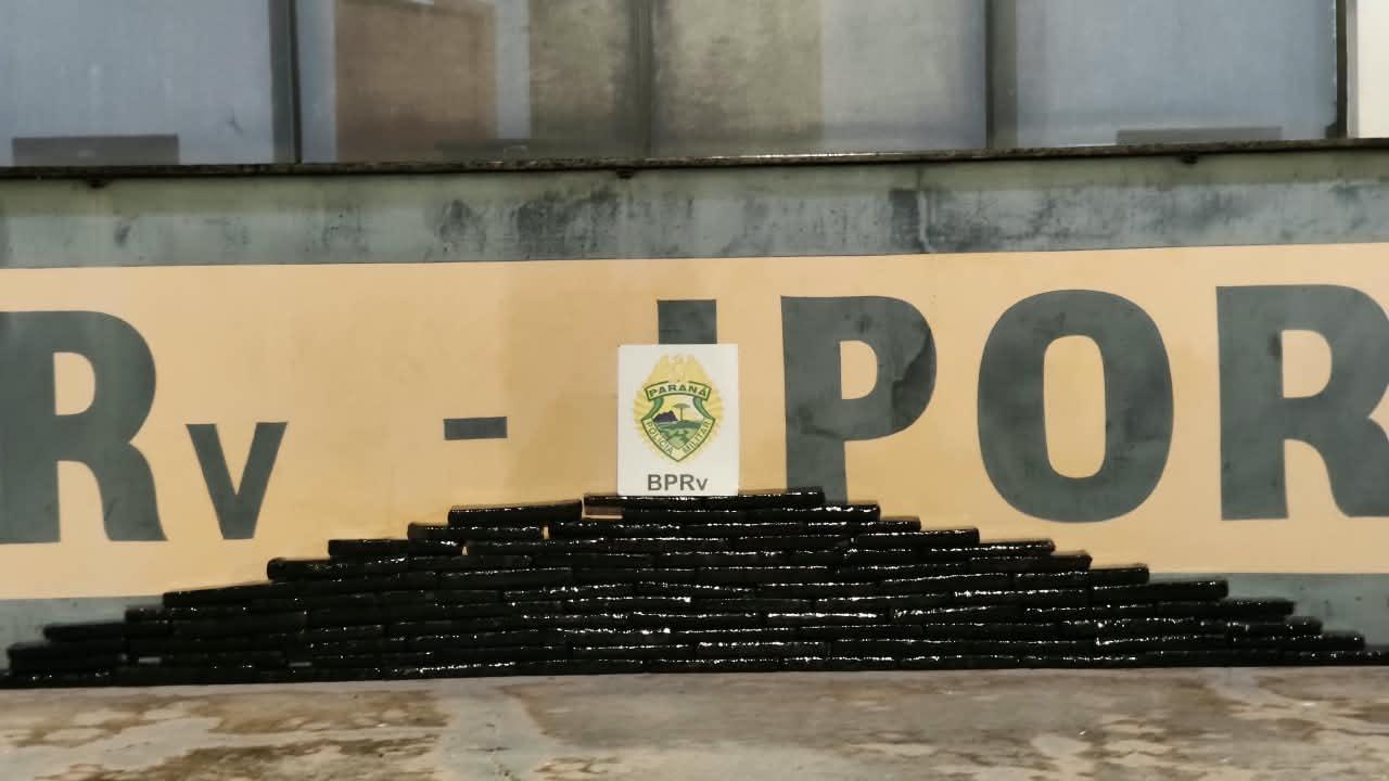 Mais de 60 quilos de maconha foram apreendidos pela ROTAM durante a Operação Faro, na PR-323, em Iporã. A droga estava escondida nas laterais da carroceria de uma VW Saveiro