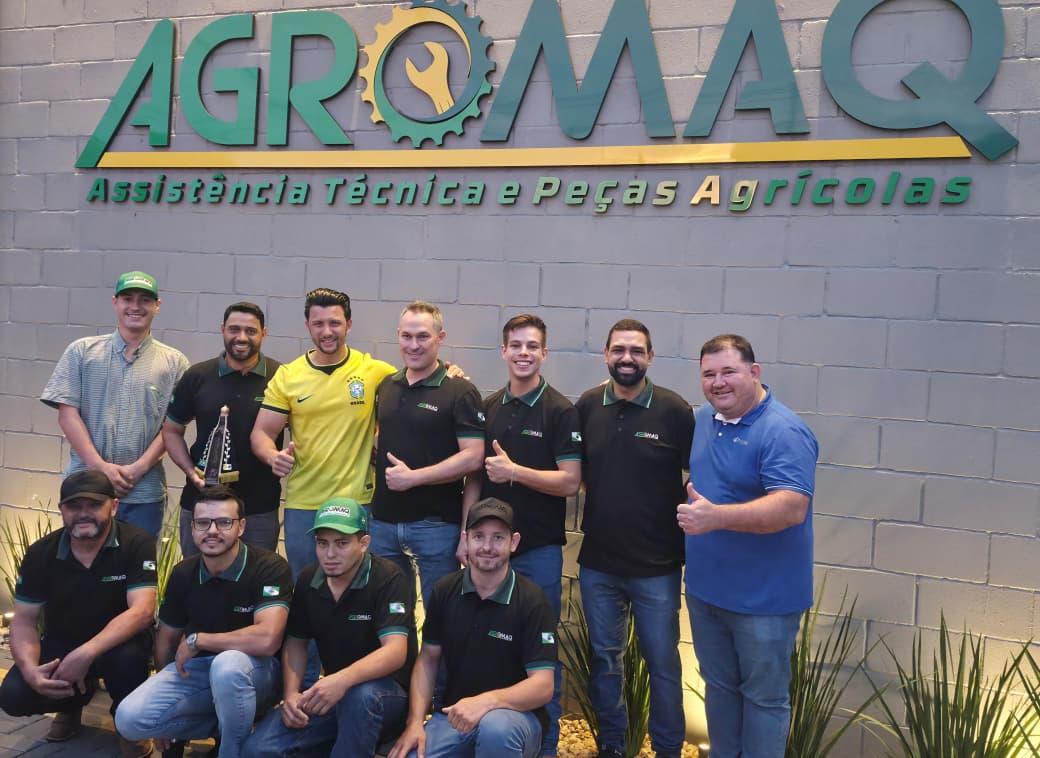 A equipe da Agromaq Assistência Técnica Agrícola, ao lado do prefeito de Palotina, Rodrigo Ribeiro, e do secretário municipal do Agronegócio e Meio Ambiente, Marcelo Morilha Teles (Jamanta), durante a inauguração da nova sede da empresa