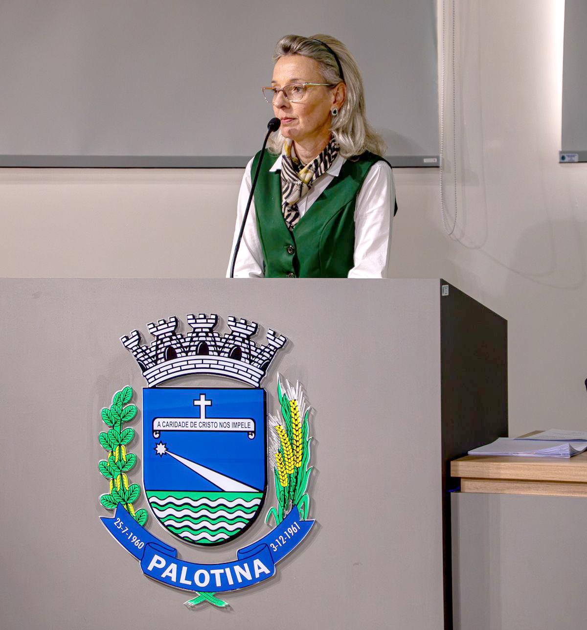 A vereadora Nissandra Karsten (PP) durante pronunciamento na tribuna da Câmara Municipal de Palotina, na sessão ordinária de segunda-feira (19)