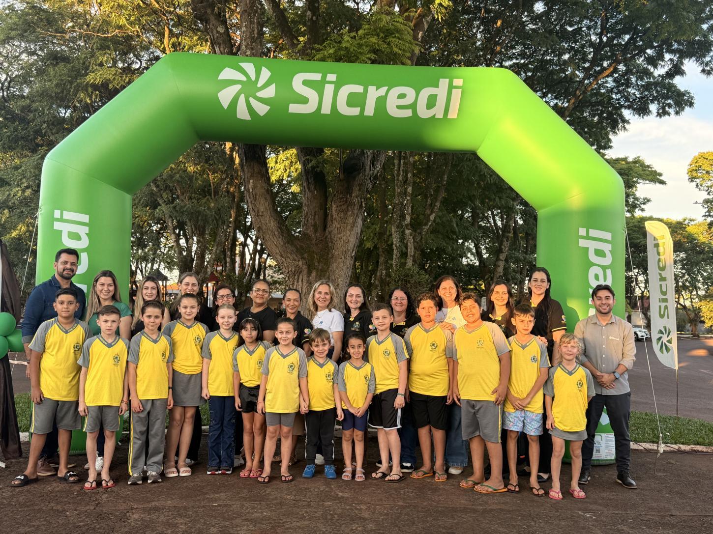 Alunos, professores, familiares e comunidade participaram do encerramento da Mostra “Finanças na Mochila”, na Escola Municipal Castro Alves, em Santa Rita