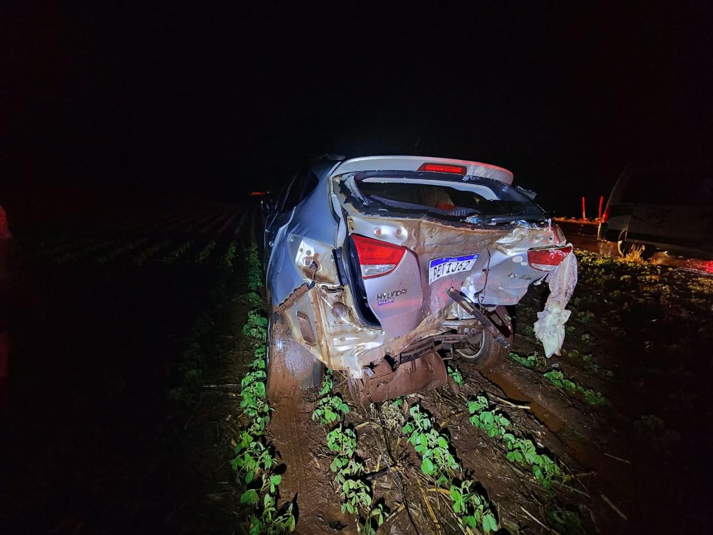 Colisão traseira entre uma Saveiro e um Hyundai ix35 na PR-239, deixou um motorista morto e duas passageiras feridas na noite de sábado (24)