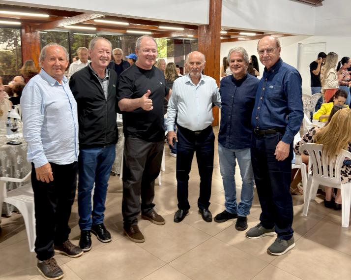 O ex-prefeito Luiz Ernesto de Giacometti, ao lado de João Burin, Selmar, Jaime Basso, Ademar Pedron e Alfredo Lang, durante almoço em homenagem ao Dia do Engenheiro Agrônomo, realizado domingo (11), em Palotina