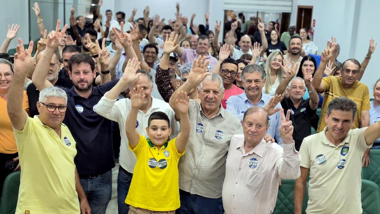 Dilceu e Natan Sperafico ao lado de lideranças e participantes do encontro político realizado na noite desta quarta-feira (30), no Sindicato Rural Patronal de Terra Roxa