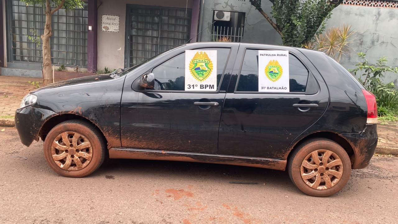 Palio preto, com registro de roubo desde sábado (10), foi localizado pela Polícia Militar nesta segunda-feira (12), abandonado em uma área de mata e plantação de soja, na zona rural de Palotina