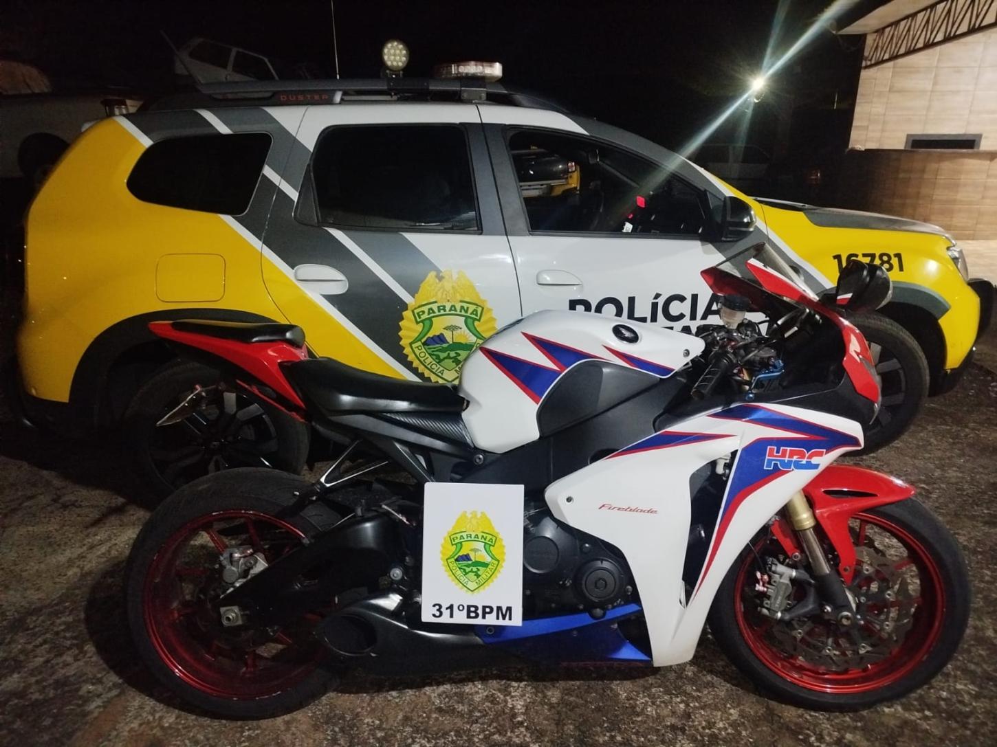 Motocicleta Honda CBR 1000RR foi recolhida ao pátio da Polícia Militar após a prisão do condutor, suspeito de dirigir sob efeito de álcool