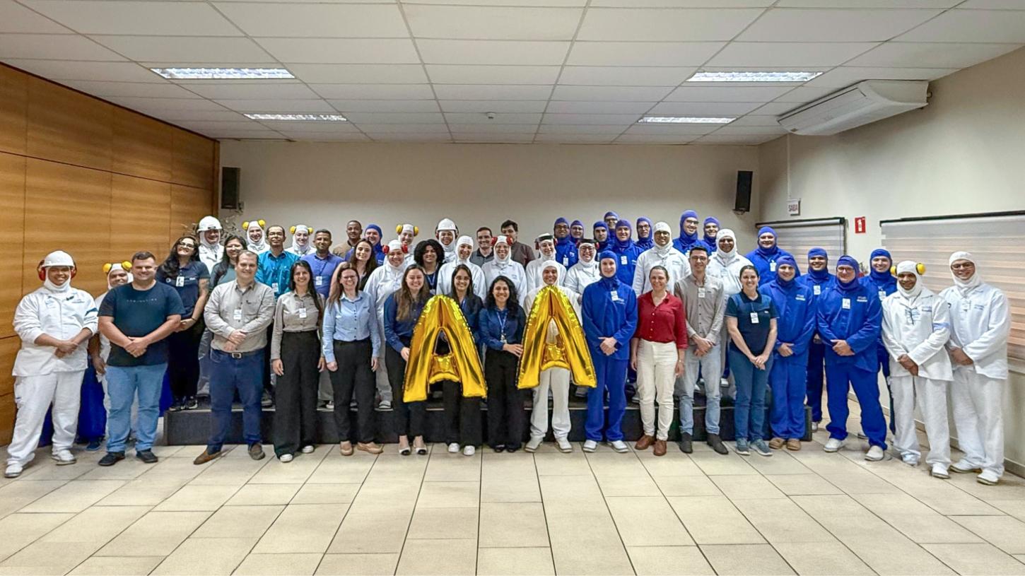 Funcionários do abatedouro de aves da C.Vale celebram o resultado da auditoria internacional BRCGS Food Safety, que recomendou a unidade para a certificação AA, nota máxima em avaliações anunciadas (Foto: Assessoria - C.Vale)