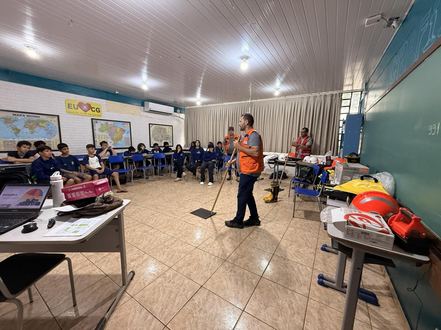 Equipe da Defesa Civil de Terra Roxa realiza atividade educativa com estudantes da Escola Estadual Antônio Carlos Gomes, abordando fenômenos climáticos, equipamentos de monitoramento e medidas de prevenção e segurança em situações de emergência