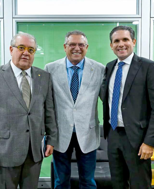 O deputado federal eleito Newton Bonin (Republicanos), ao centro, durante encontro com o líder da bancada do Republicanos, Augusto Coutinho, e o presidente da Câmara dos Deputados, Hugo Motta