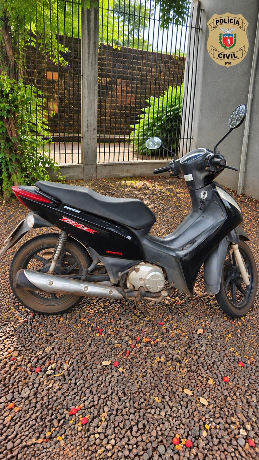 Honda Biz preta com registro de furto foi recuperada pela Polícia Civil em Palotina; homem que estava em posse da motocicleta foi preso e encaminhado à delegacia