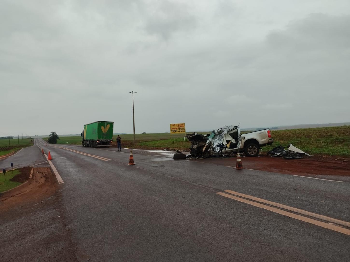 Motorista de 37 anos morreu após a S10 que conduzia atingir o rodado de um reboque na PR-239, em Assis Chateaubriand, na manhã desta quinta-feira (29)