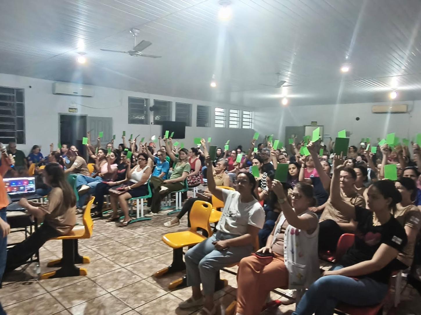 Professores municipais de Palotina participaram da Assembleia Extraordinária do Sindippa, que definiu prazo de 15 dias para avanços nas negociações sobre perdas salariais