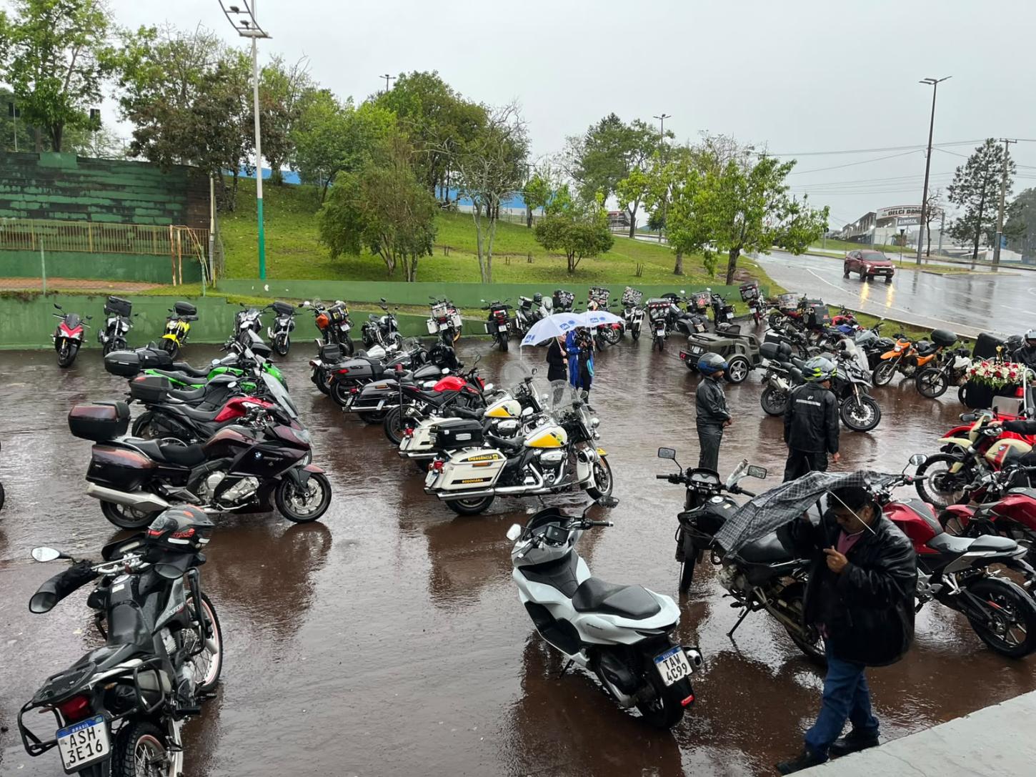 FÉ E DEVOÇÃO: mais de 100 motociclistas participaram da Motociata da Fé, realizada nesta segunda-feira (12), em Cascavel, em homenagem a Nossa Senhora Aparecida