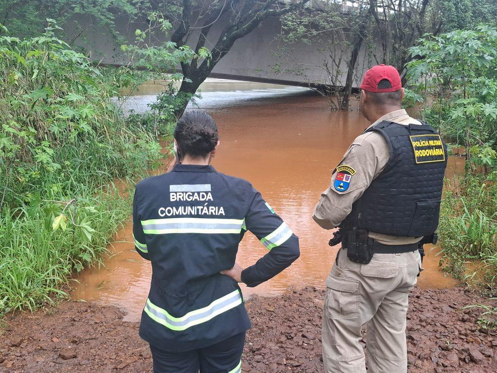 Equipes da Polícia Rodoviária Estadual intensificaram a fiscalização de pontes e trechos críticos no Oeste e Noroeste do Paraná após as fortes chuvas