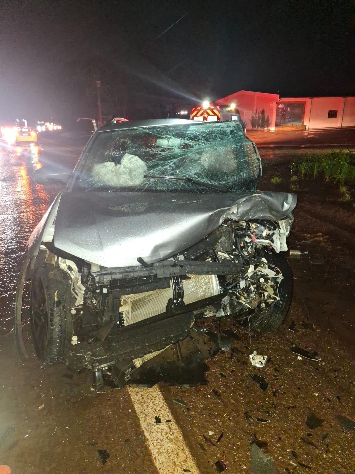 Um dos veículos envolvidos na colisão frontal registrada na tarde desta quarta-feira (21), na PR-239, em Assis Chateaubriand
