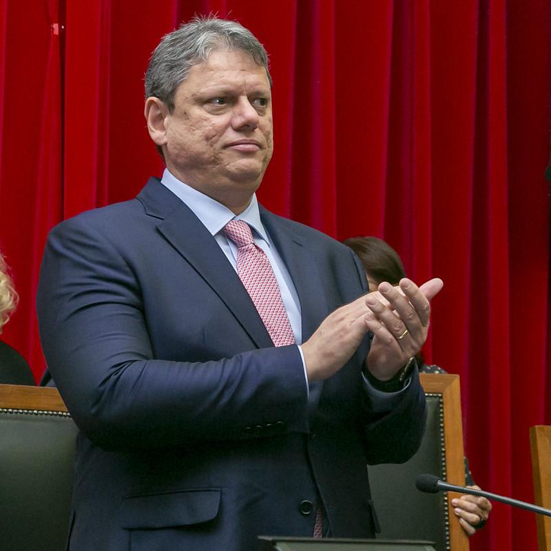 Tarcísio de Freitas defendeu o respeito ao resultado das urnas e a atuação da oposição dentro das instituições democráticas após a divulgação da carta de Flávio Bolsonaro