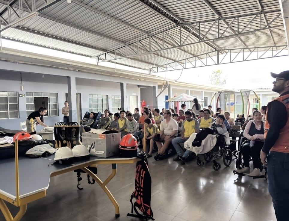 Defesa Civil de Terra Roxa apresenta equipamentos e orienta estudantes sobre prevenção e segurança em situações de emergência