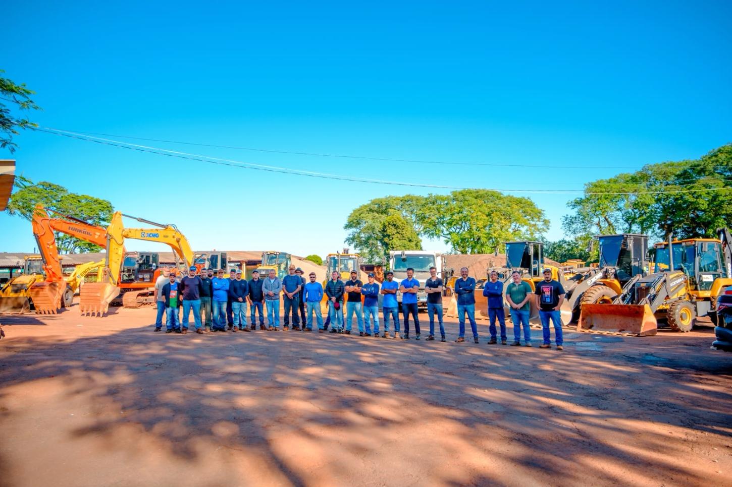 Autoridades municipais acompanham a renovação do Parque de Máquinas da Prefeitura de Palotina, que contempla investimentos superiores a R$ 7,6 milhões na aquisição de dez máquinas e veículos (Foto: William Pestana | Assessoria-Prefeitura)