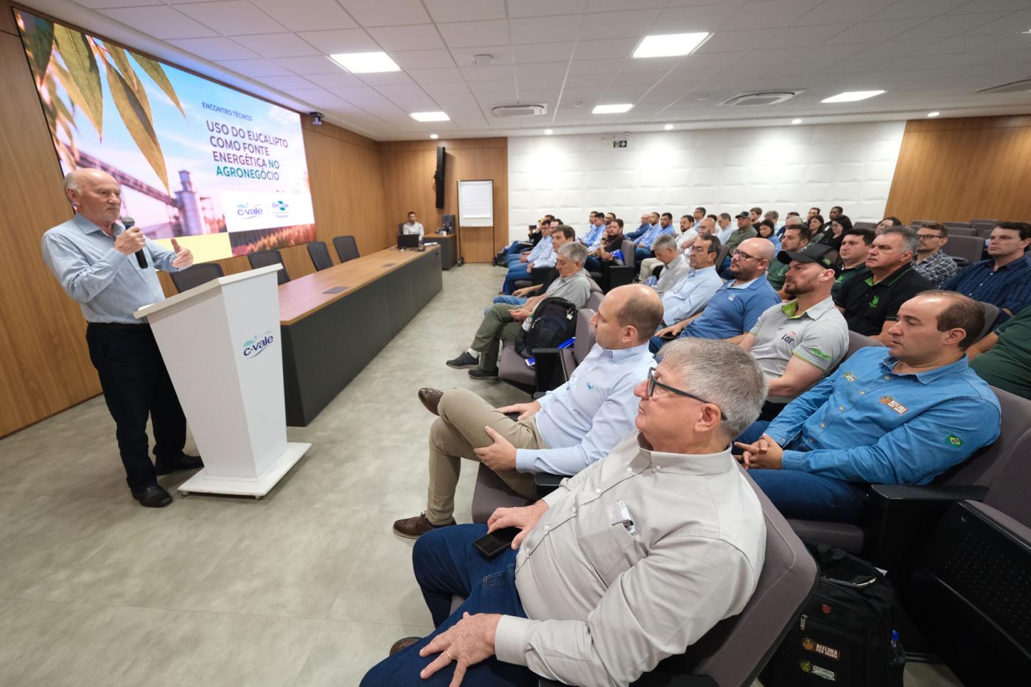 Encontro técnico promovido pela C.Vale e Embrapa Florestas, em Palotina, reuniu cerca de 80 profissionais e pesquisadores para apresentar resultados de 15 anos de estudos sobre produtividade do eucalipto (Foto: Assessoria - C.Vale)