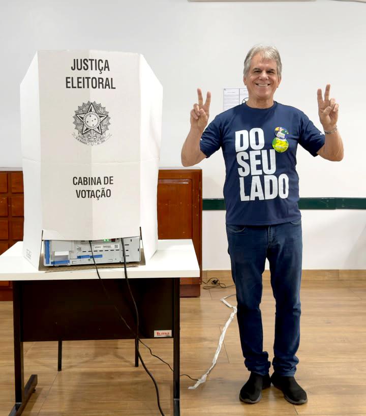 Luiz Ernesto de Giacometti logo após registrar seu voto, na manhã deste domingo (4), na seção 25 do Colégio Gabriela Mistral, em Palotina