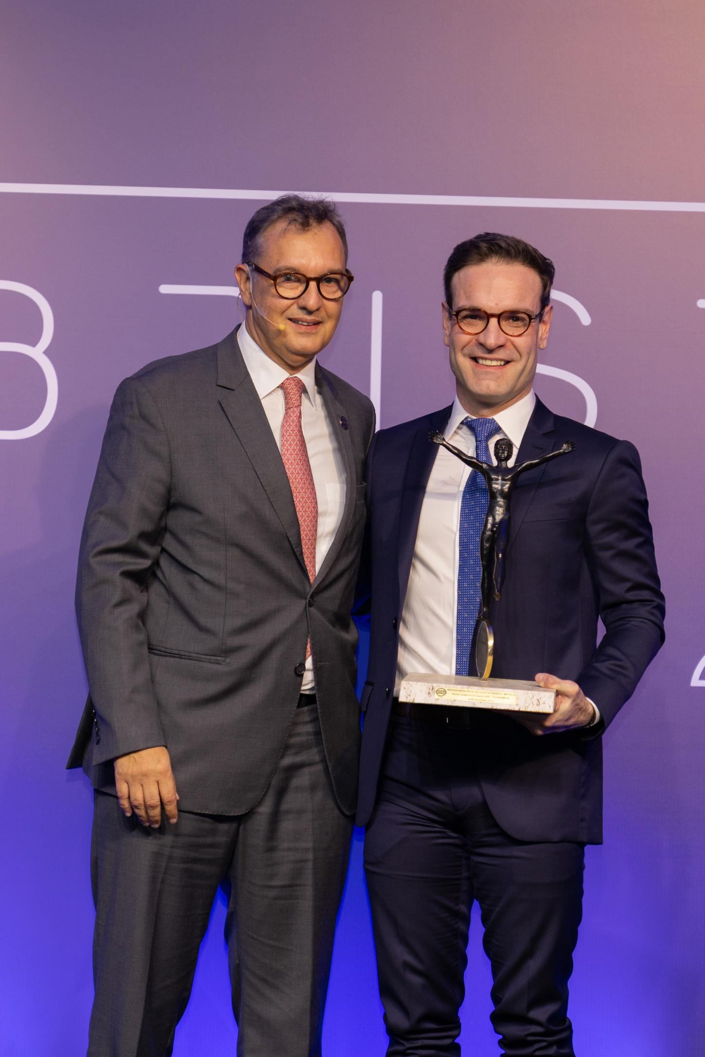 Presidente do IBEF-PR, Carlos Peres, entregou o troféu a Marcelo Riedi