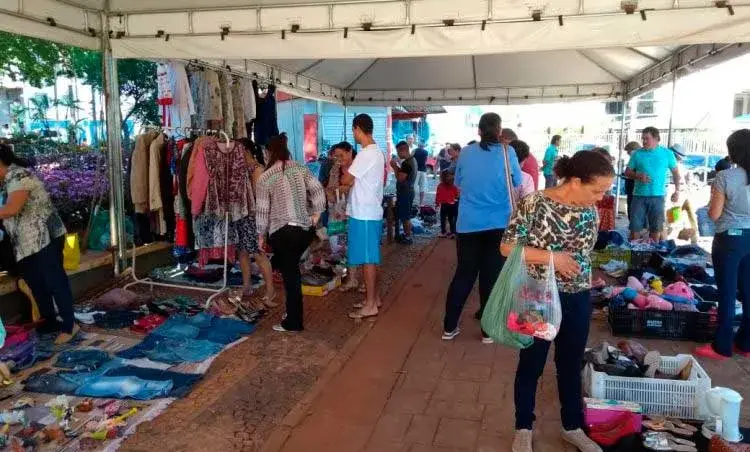 Registro da última edição da Feira MEI de Palotina, evento que reúne microempreendedores locais para exposição de produtos e serviços, incentivando o empreendedorismo, a geração de oportunidades e o fortalecimento da economia do município
