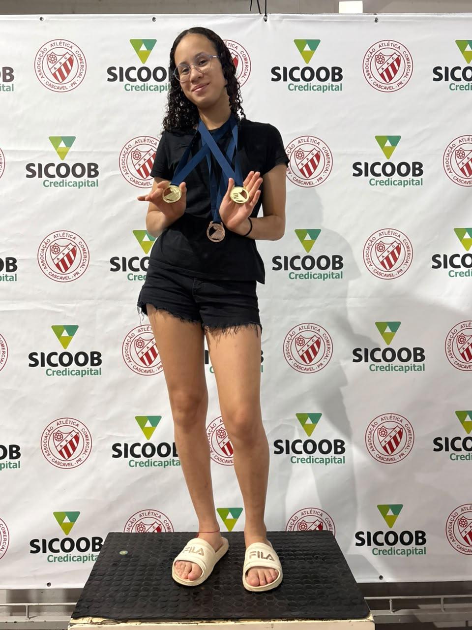 Atletas da equipe Nova Estação Saúde/Palotina comemoram a conquista de dez medalhas na estreia em competição da FDAP, realizada em Cascavel