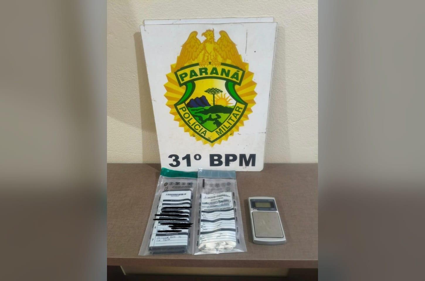 Objetos apreendidos pela Polícia Militar durante ação em Palotina: segundo a corporação, foram recolhidos oito gramas de substância semelhante à cocaína e um celular