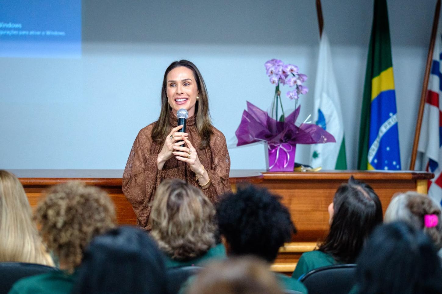 A jornalista e especialista em comunicação assertiva Adriana Loduvichak durante a palestra “A voz que lidera”, realizada na quarta-feira (28), no Sindicato Rural de Palotina