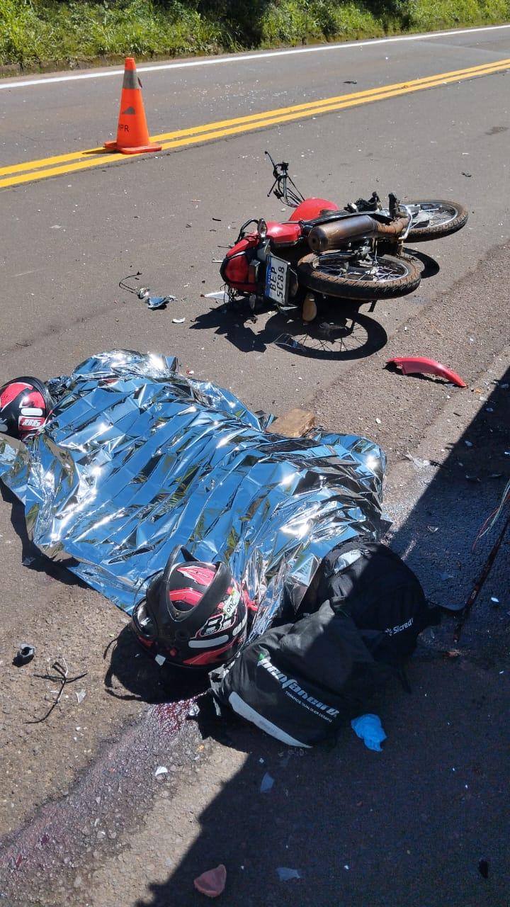 Motociclista de 73 anos morreu na manhã desta segunda-feira (19), após colidir contra a traseira de uma Ford F-4000 que estava parada na terceira faixa da rodovia devido a problemas mecânicos